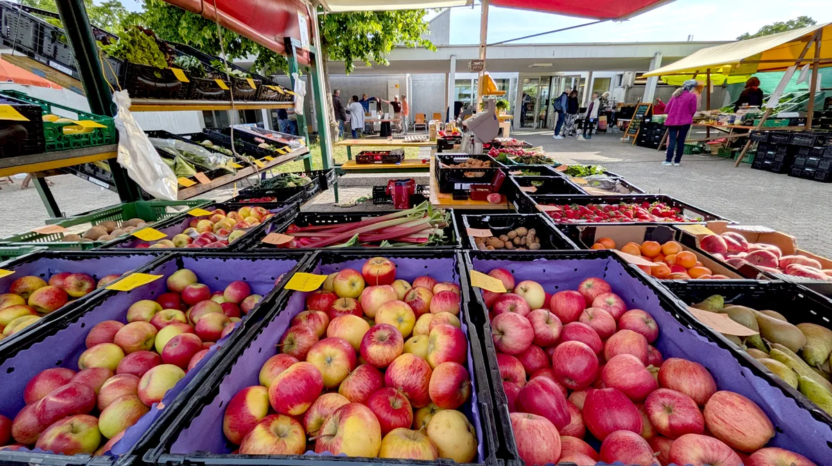 Ein Marktstand mit bunten Früchten und Gemüse.